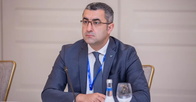 Ayağı universitetə dəyməyib, əlində diplomu var Agentlik sədri