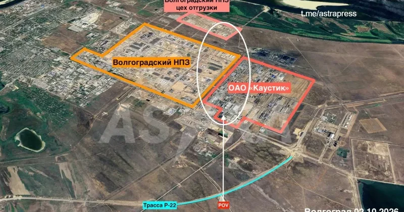 ASTRA: В Волгограде зарево от пожара в районе НПЗ ЛУКОЙЛ Волгограднефтепереработка и ОАО Каустик ФОТО