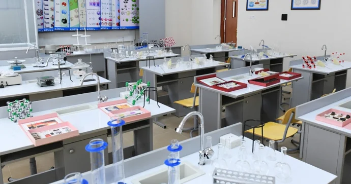 Məktəbdə gözünə kimyəvi məhlul düşən şagirdin vəziyyəti açıqlandı YENİLƏNİB