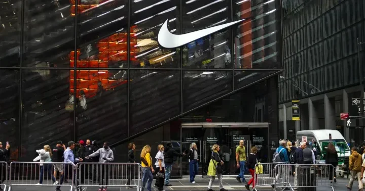 Nike da vəziyyət ağırlaşır səhmlər 40% dən çox çöküb, yeni ixtisarlar gəlir