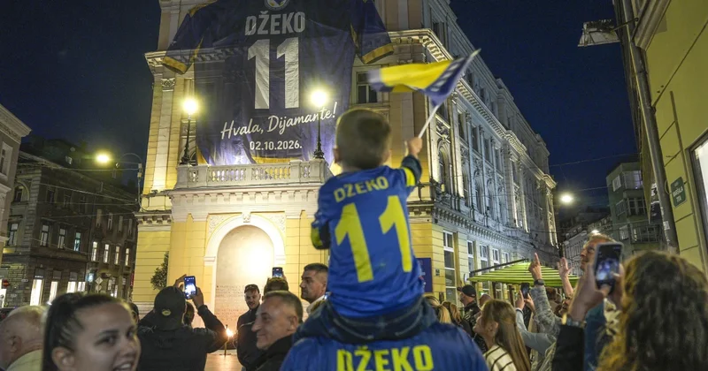 Edin Ceko Bosniya millisi ilə vidalaşır Sarayevoda nəhəng “11” forması FOTO