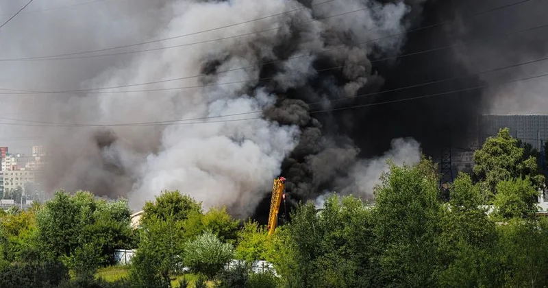 Из за падения обломков дрона в Туапсе загорелся нефтеналивной танкер