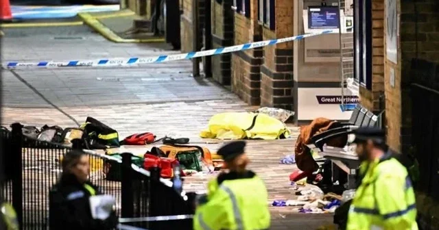 В поезде в Англии произошло нападение с ножом на пассажиров: жизни девяти под угрозой