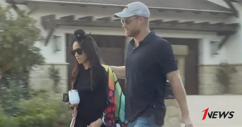 Герцогиня Меган Маркл с крыльями бабочки выпрашивала конфеты с принцем Гарри