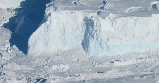 Tacikistandakı Dehdal buzlağı anormal istilər səbəbindən çökür
