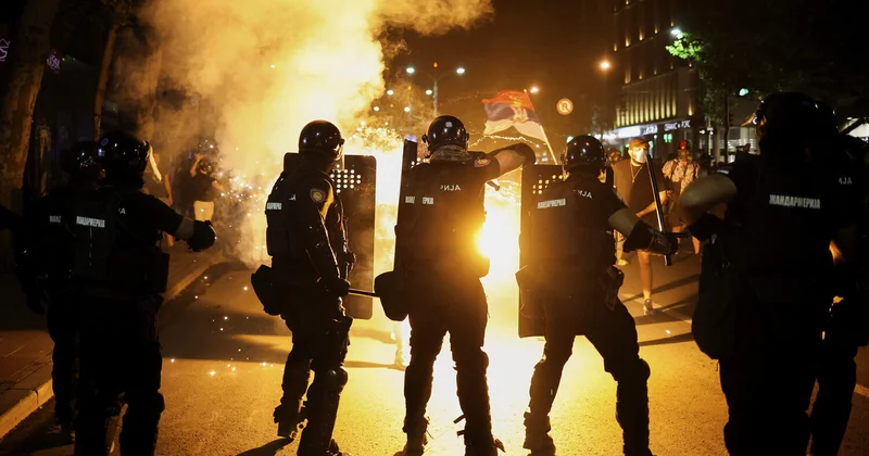 В Сербии перед парламентом собрались сторонники и противники Вучича