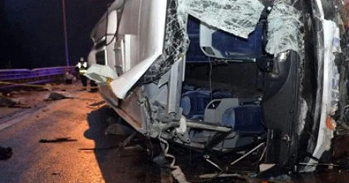 Ermənistanda avtobus aşdı: 18 yaralı