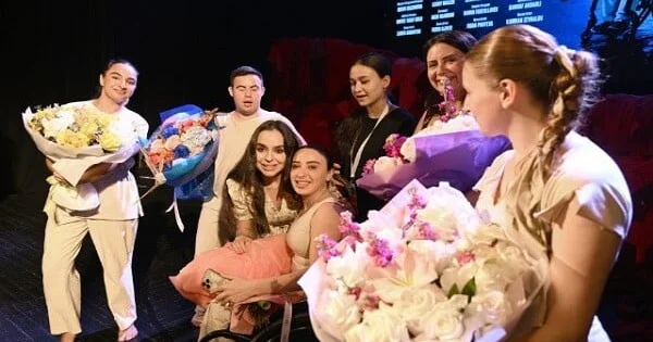 Leyla Əliyeva inklüziv rəqs tamaşasını izlədi Foto