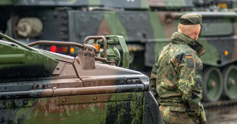 Almaniya Rusiya hücumuna hazır olmaq üçün silahlanır Telegraph