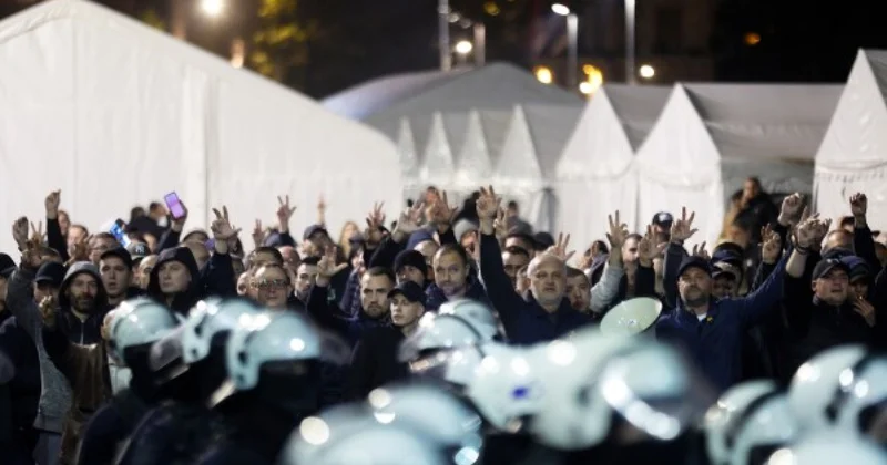 Противники и сторонники Вучича столкнулись у парламента видео