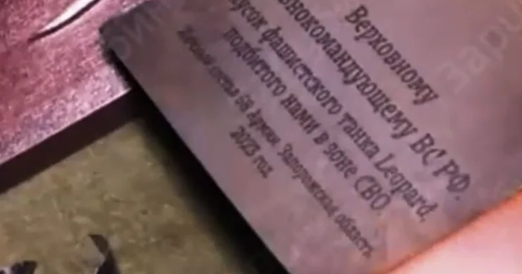 Путин хранит в библиотеке кусок подбитого украинского танка Minval Politika