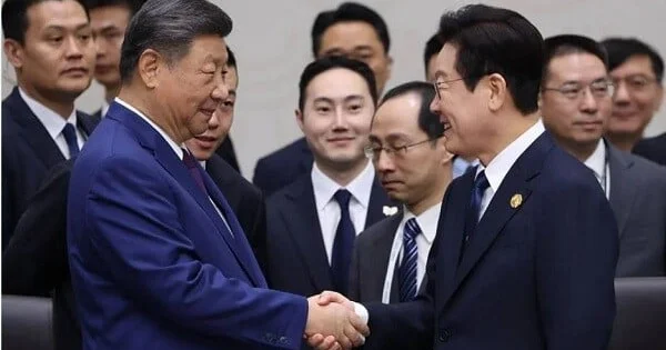 Szinpin Cənubi Koreya liderinə telefon hədiyyə etdi