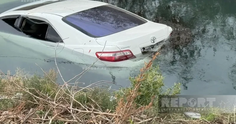 В Сумгайыте автомобиль упал в водоканал