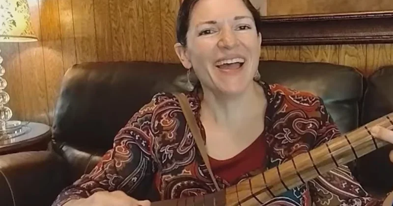 Amerikalıdır, gədəbəylilər kimi saz çalır Video