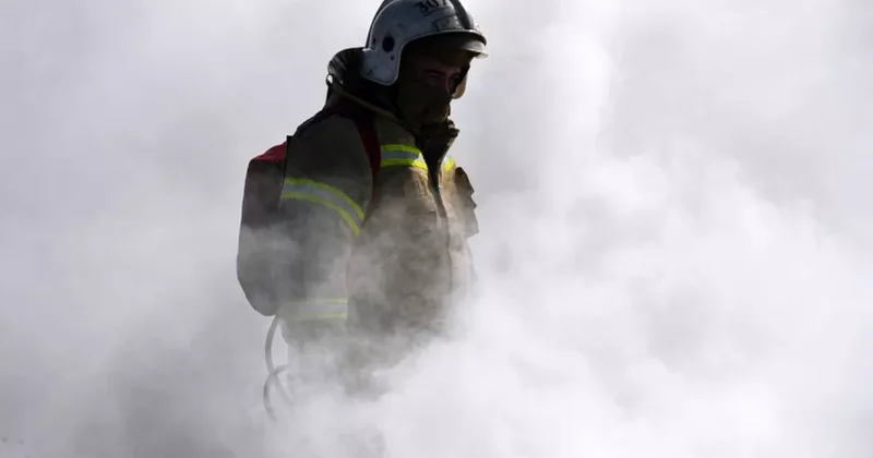 Пожар в средней школе на севере Германии 140 пожарных борются с огнем