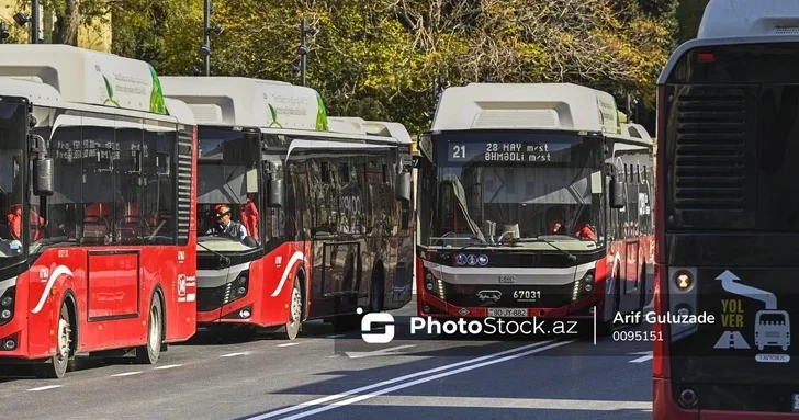 В Баку нетрезвый пассажир разбил окно в автобусе