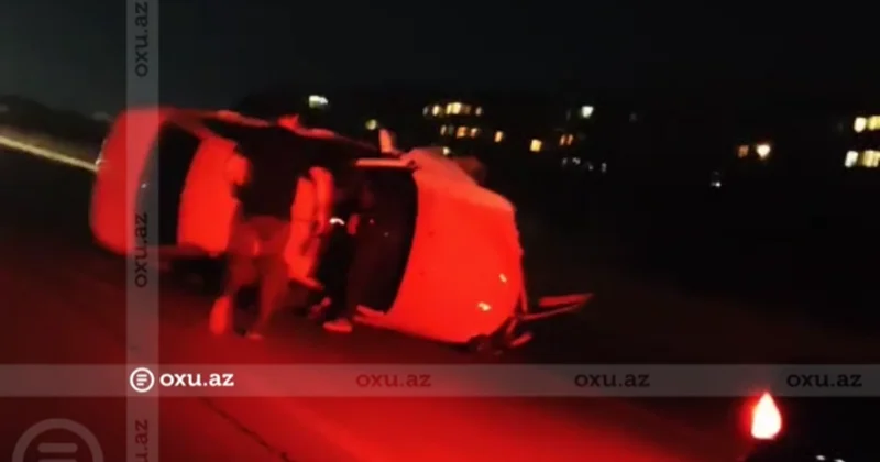 Müşfiqabad qəsəbəsində avtomobil aşıb