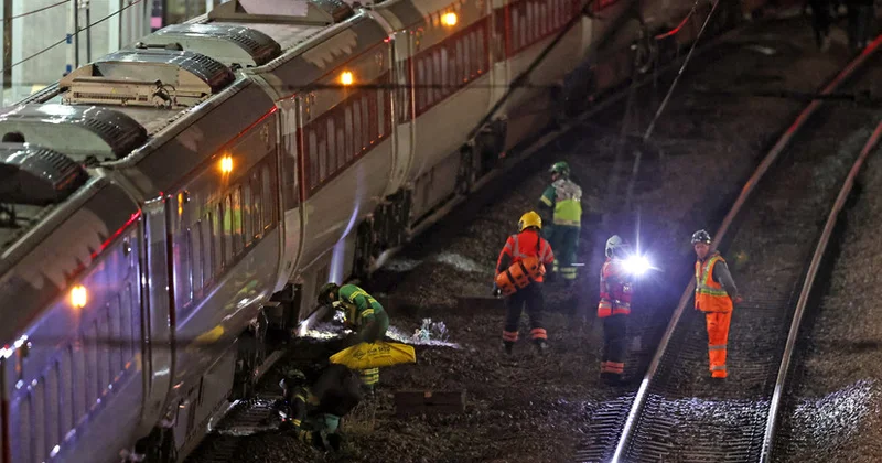 Britaniyada qatar sərnişinlərinə bıçaqlı hücum nəticəsində 10 nəfər yaralanıb