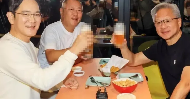 Üç şirkətin baş direktoru bir stol arxasında: Birgə kapitalları 5 trilyon dollardan çoxdur