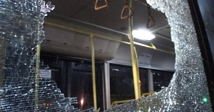 Автобус с разбитыми стёклами ехал по Баку с пассажирами: что произошло на маршруте №166?