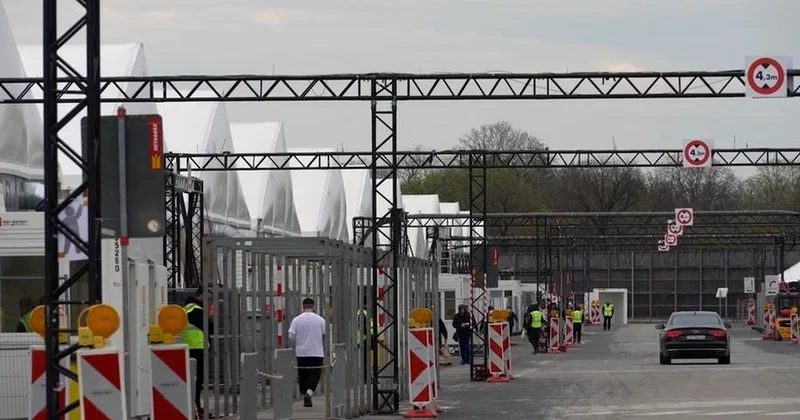 Berlində Ukrayna qaçqınları üçün ən böyük mərkəz bağlanır