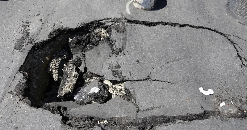 Bakıda sürücü dağılmış asfaltı özü yamadı VİDEO