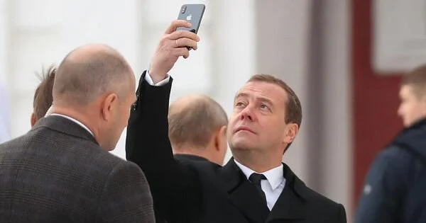 Rusiya məmurlara Ayfonu qadağan edir