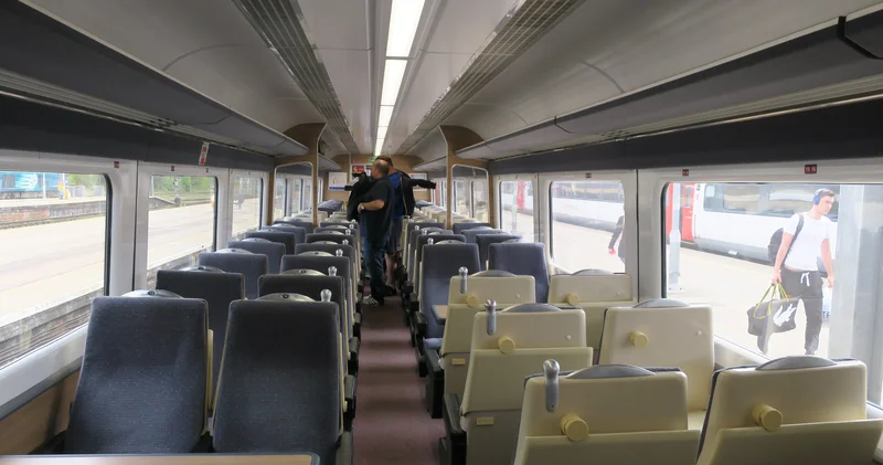 Жизни девяти пострадавших в нападении в поезде в Англии под угрозой