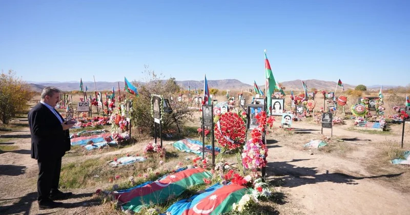 Mustafa Destici Ağdamda Şəhidlər Xiyabanını ziyarət edib