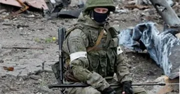 Onlarla yanmış və ya parçalanmış rus əsgərinin cəsədi açıq havada uzanıb...