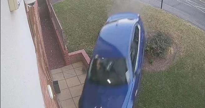 İçərisində qadın olan oğurlanmış avtomobil binaya çırpılıb, iki yaşlı qadın ölüb VİDEO