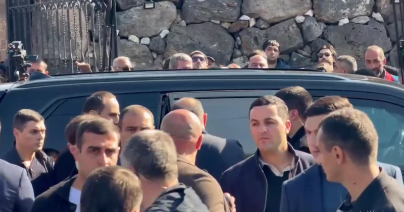 В Армении проводятся две большие конкурирующие литургии ВИДЕО