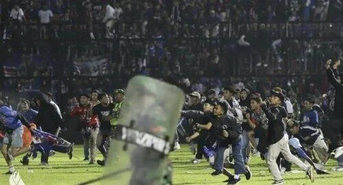 Futbol matçında ara qarışdı, 100ə yaxın insan öldü