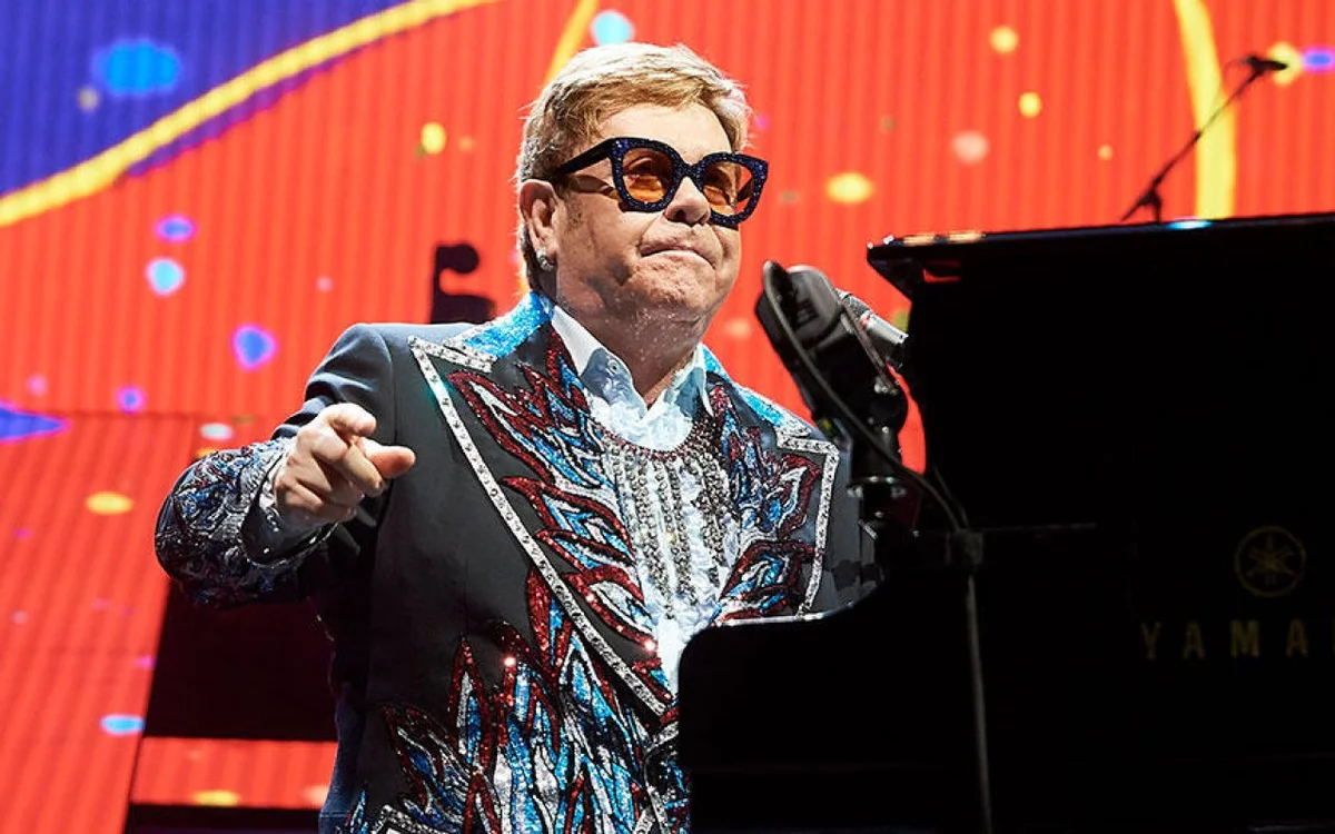 Elton Con görmə qabiliyyətini itirdi