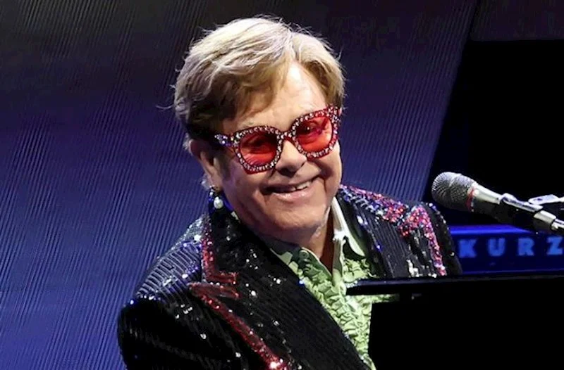 Elton Con görmə qabiliyyətini itirib