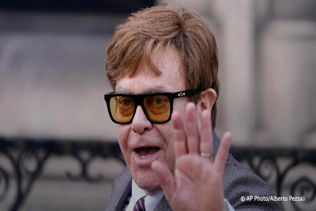 Elton Con görmə qabiliyyətini itirdi