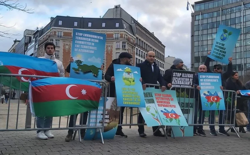 Перед Европарламентом в Брюсселе прошла акция протеста против армянского экотеррора ФОТО