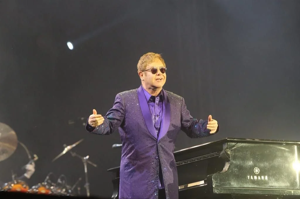 Elton Con kor olduğunu etiraf etdi