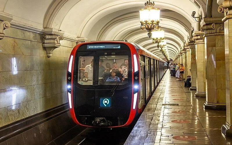 Bakı metrosunda iki qadının halı pisləşdi