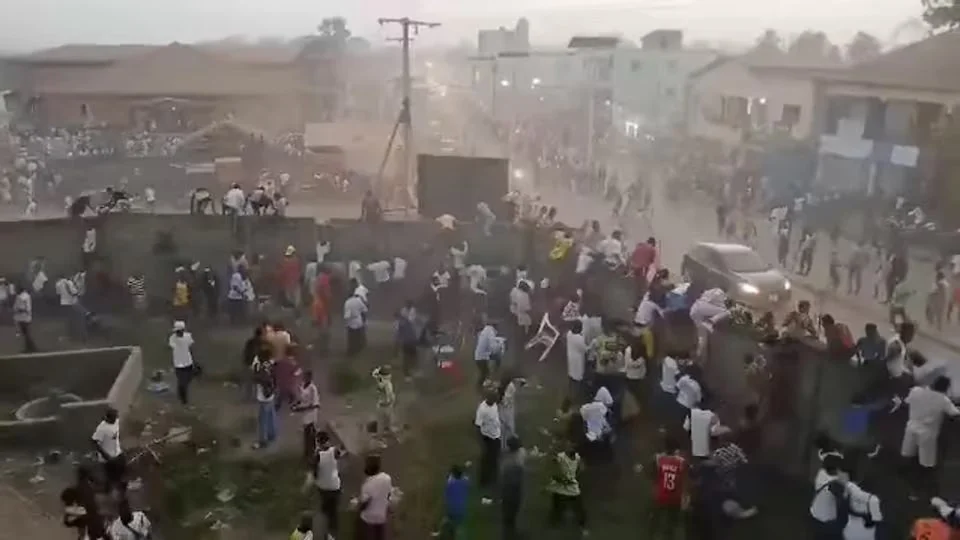 Qvineyada stadionda yaranan izdiham onlarla insanın ölümünə səbəb olub