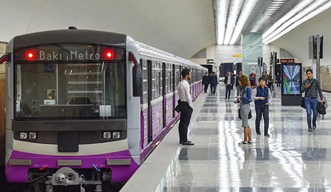 Bakı metrosunda iki qadının halı pisləşdi