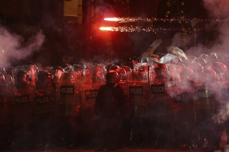 Tbilisidə polis parlamentin qarşısındakı meydanı etirazçılardan təmizləməyə başlayıb