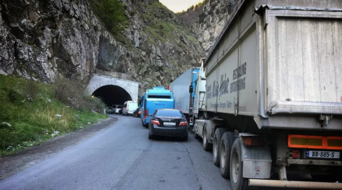 Ermənistanın mindən çox yük maşını Larsdan keçə