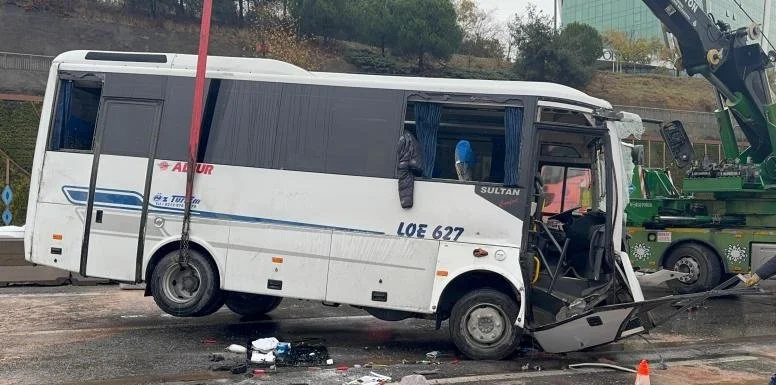 İstanbulda mikroavtobus aşıb: