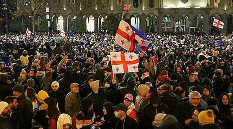 Tbilisidə etiraz aksiyası başladı Polislə qarşıdurma