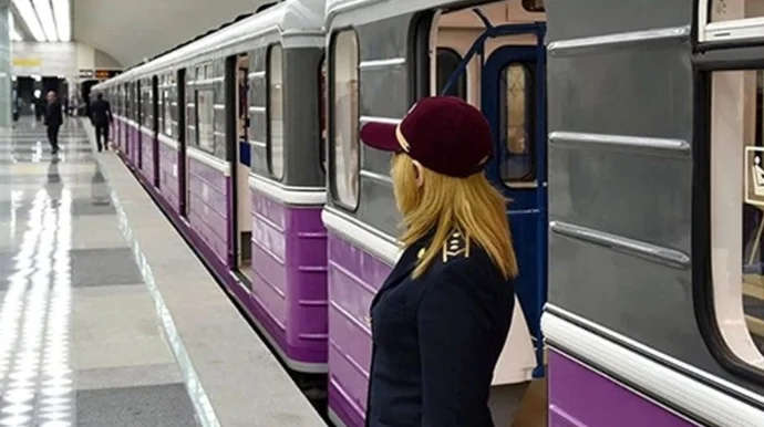 Bakı metrosunda iki qadının halı pisləşdi