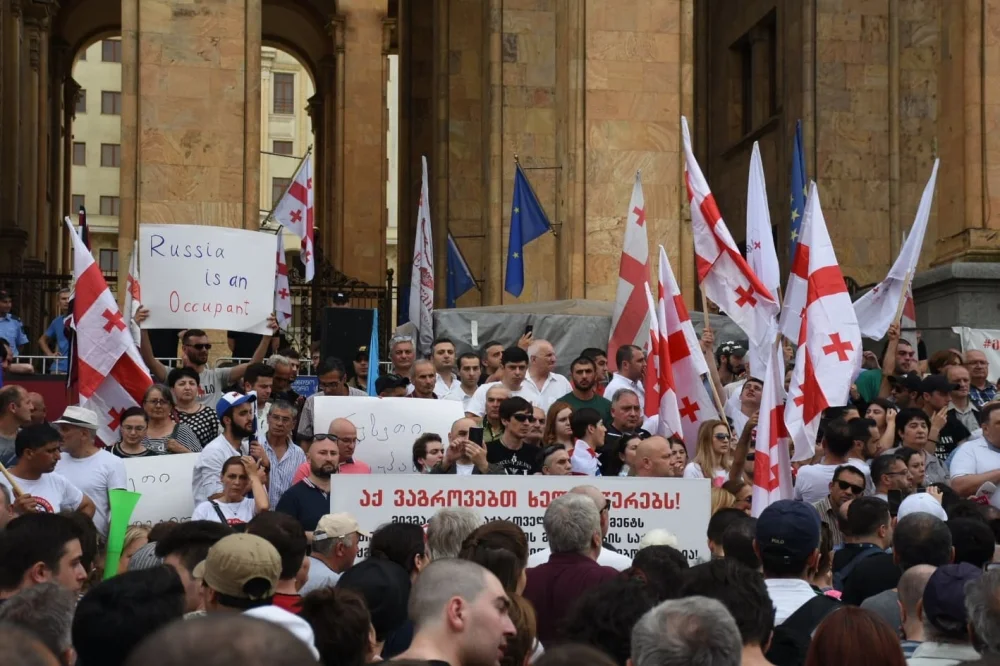 Tiflisdə yenidən etiraz aksiyaları başladı