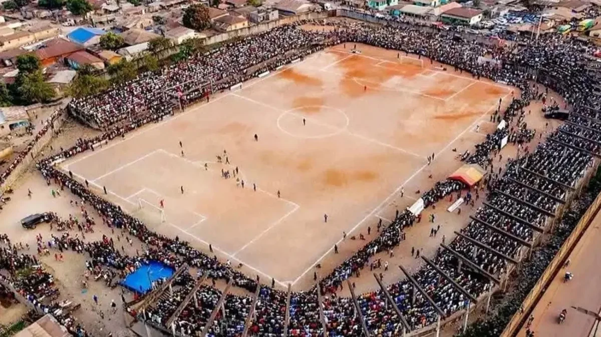 Futbol meydanında 100ə yaxın insan həyatını itirdi VİDEO