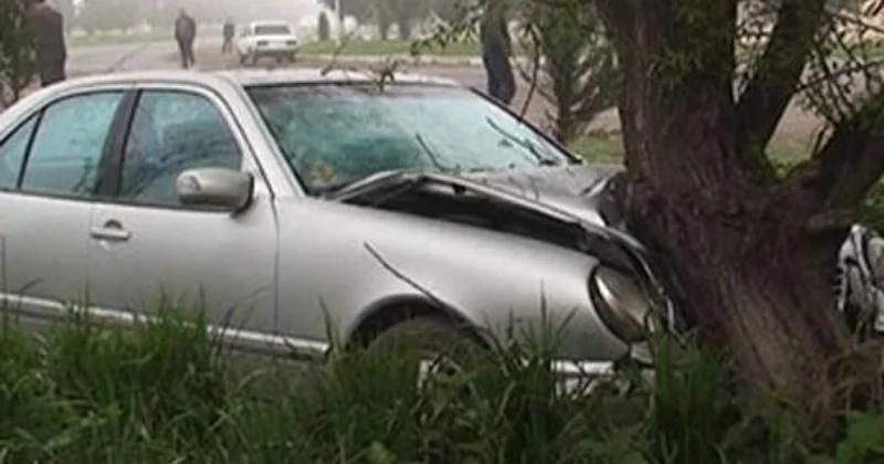 Gəncədə minik maşını ağaca çırpıldı