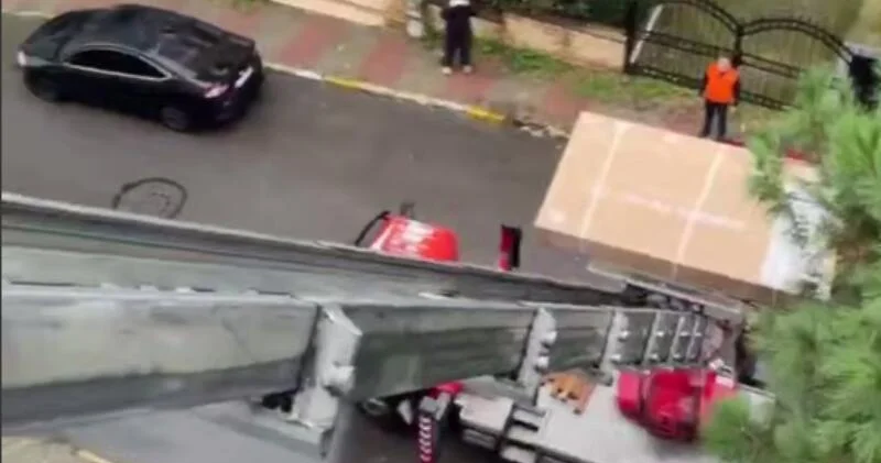 В Турции огромный телевизор доставили пожарной лестницей ВИДЕО